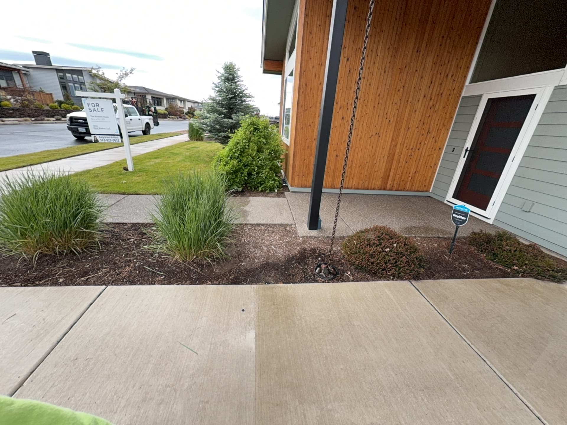 Gallery photos for Full Property Lawn and Mulch Maintenance Done Right: Image #3