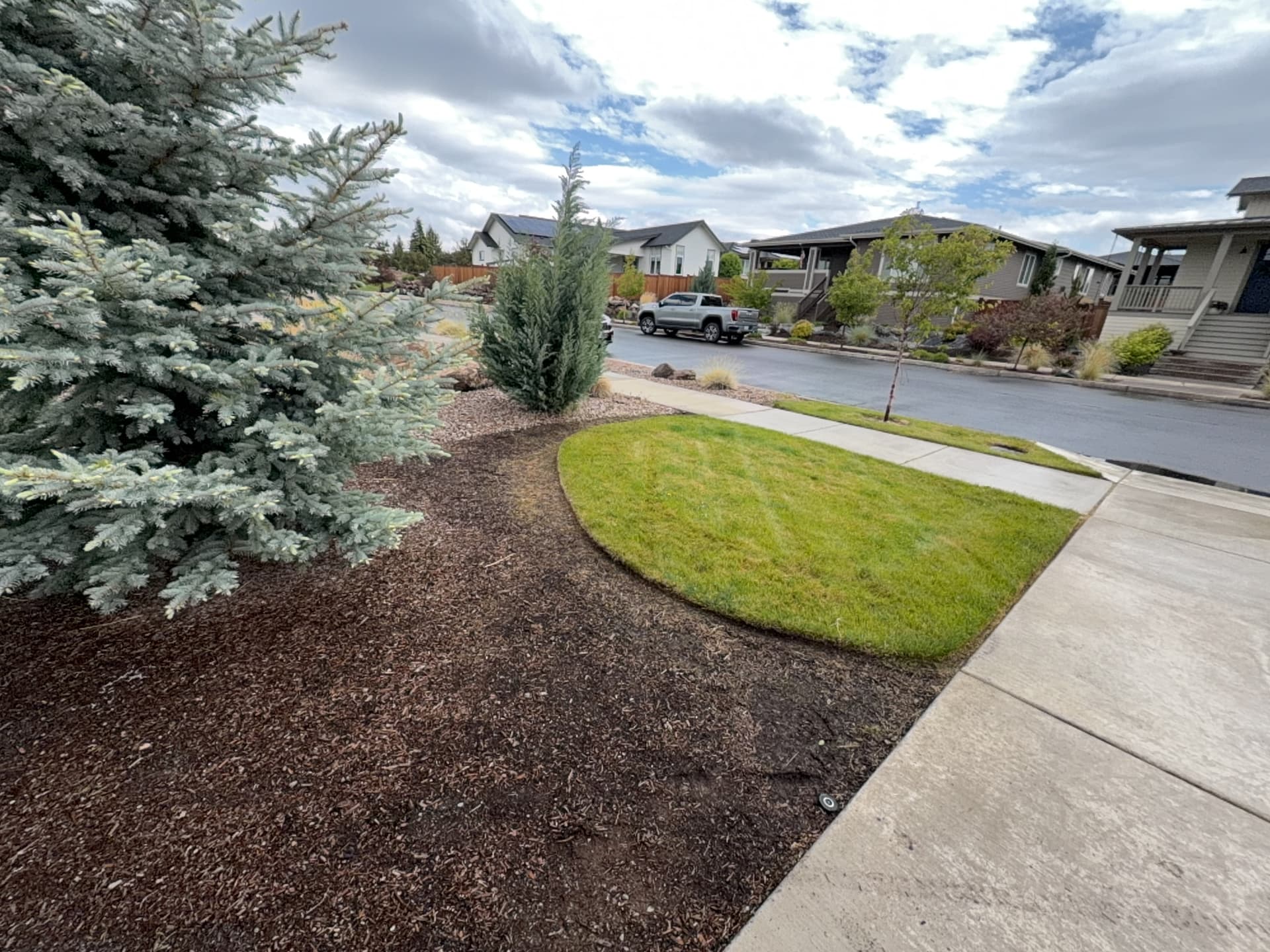 Gallery photos for Full Property Lawn and Mulch Maintenance Done Right: Image #2