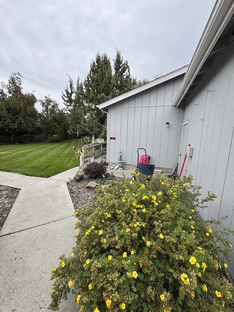 Gallery photos for Crisp Mow Lines and a Lush Lawn Every Single Week: Image #1