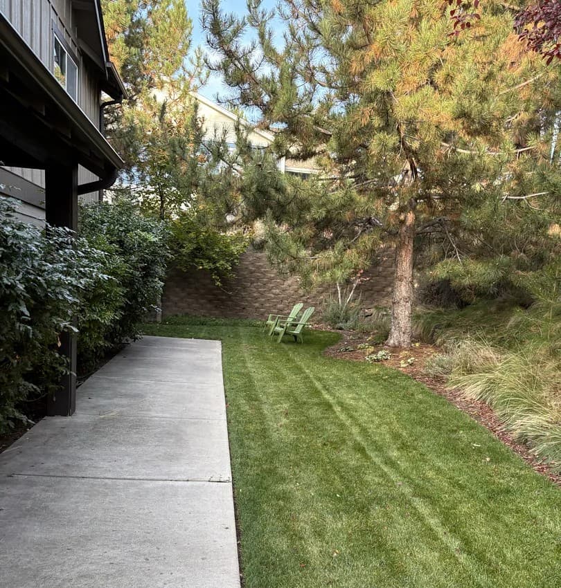 Fresh Stripes and Crisp Edges at This Bend Property image